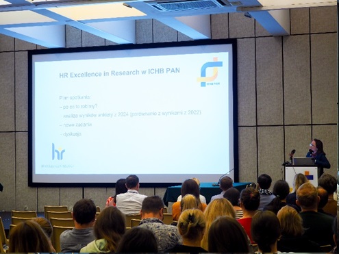 Katarzyna Chojnacka, Head of the Research Support Department, presents information on the HR Excellence in Research strategy to the gathered participants of the meeting