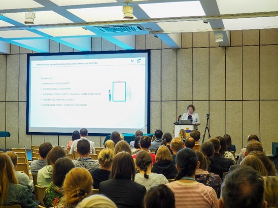 Agnieszka Konrad, Deputy Director of IBCH PAN for Cooperation, presents the results of a survey on employee needs to the gathered meeting participants