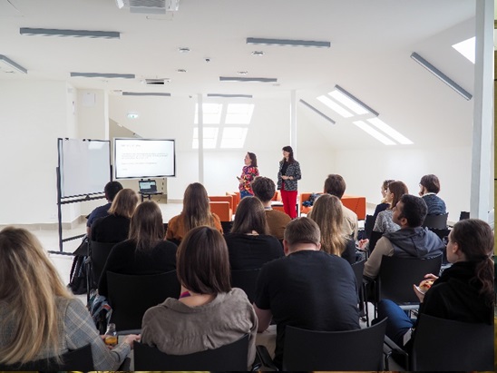 Katarzyna Chojnacka (IBCH PAS) and Monika Zaremba (NAWA) explain the event plan to the participants.