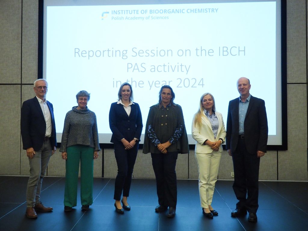 The International Advisory Team with the Institute Director and the Deputy Director for Scientific Affairs. All are smiling