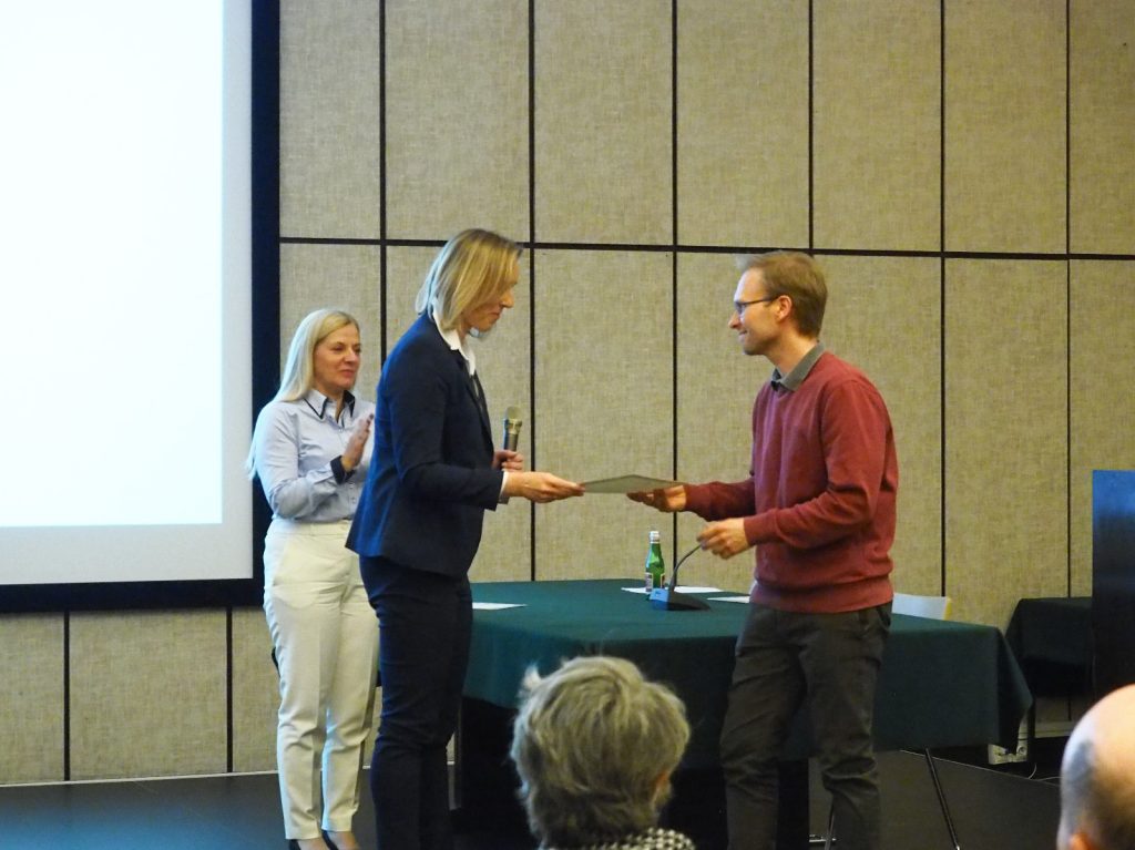 Prof. Witold Andrałojć receiving the award