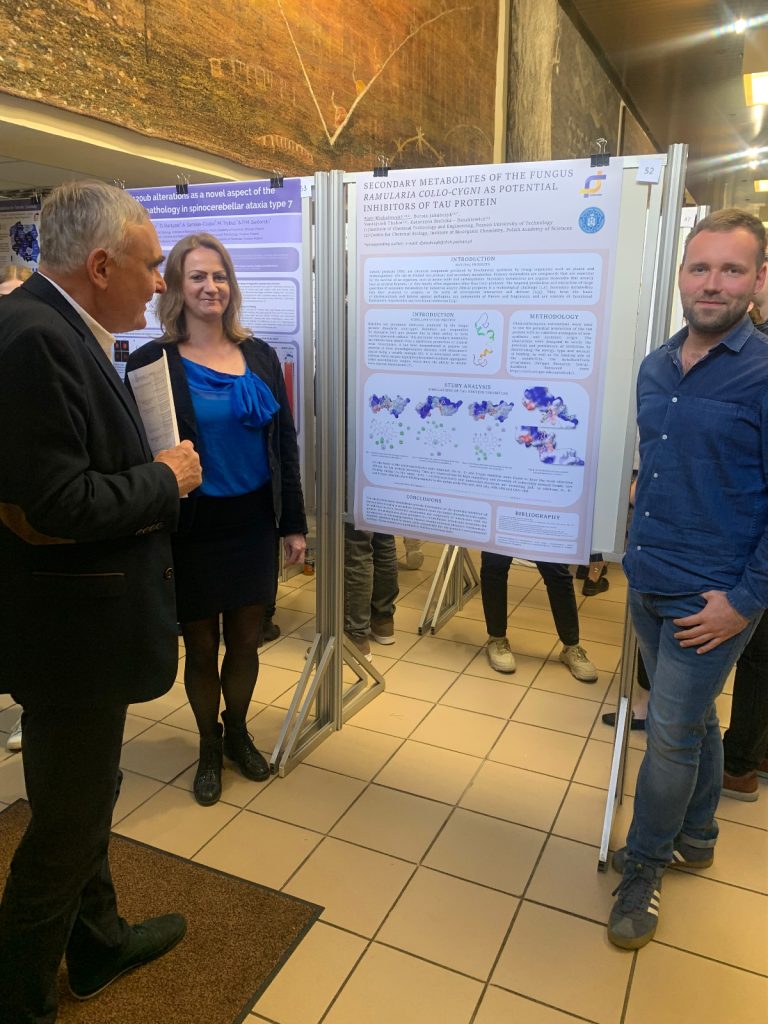 Prof. Marek Figlerowicz during the viewing of Dorota Jakubczyk's studio poster