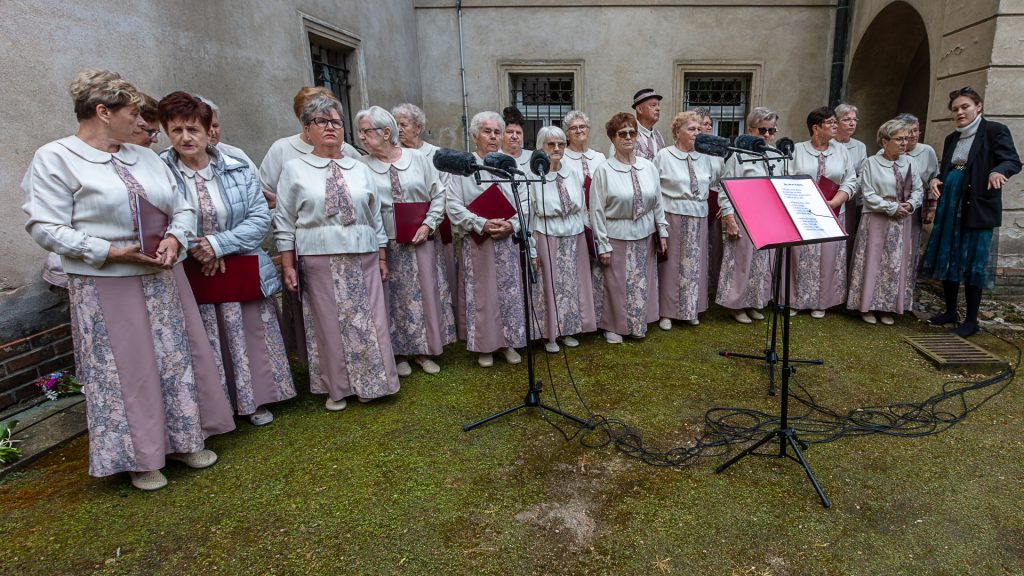 Members of the “Turewianki” group preparing for a performance