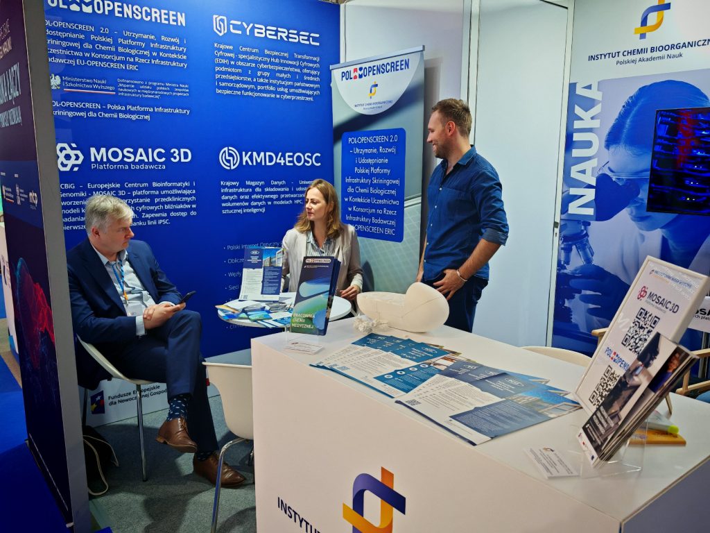 Scientists from the IBCH PAS tell an interested party about their services