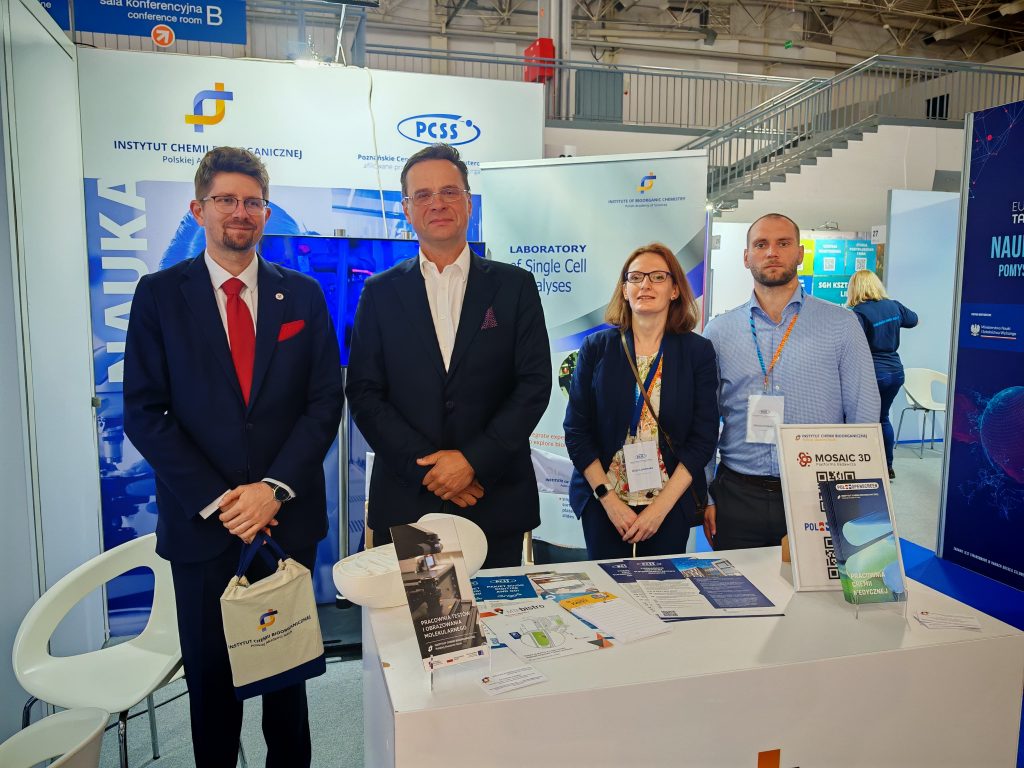 President of the Medical Research Agency at the IBCH PAS and PSNC stand posing with scientists