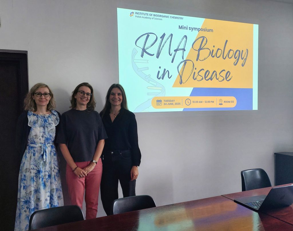 Agnieszka Fiszer and invited speakers in the seminar room of the Institute of Bioorganic Chemistry Polish Academy of Sciences. They are all smiling.