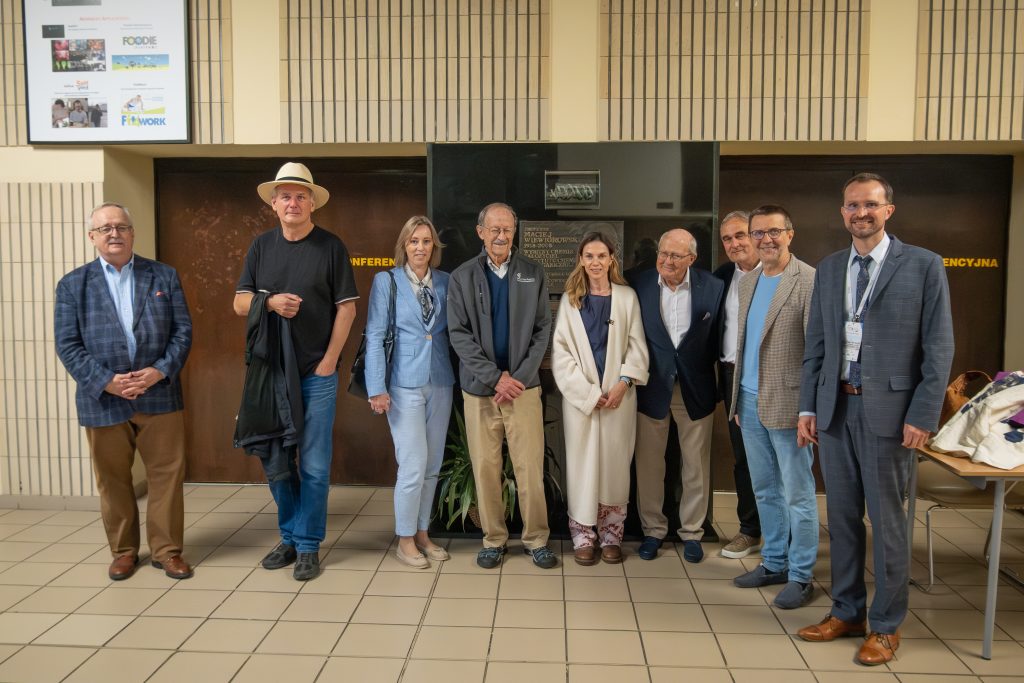 Photo of invited guests (keynote speakers) visiting the Institute building, along with the organizers