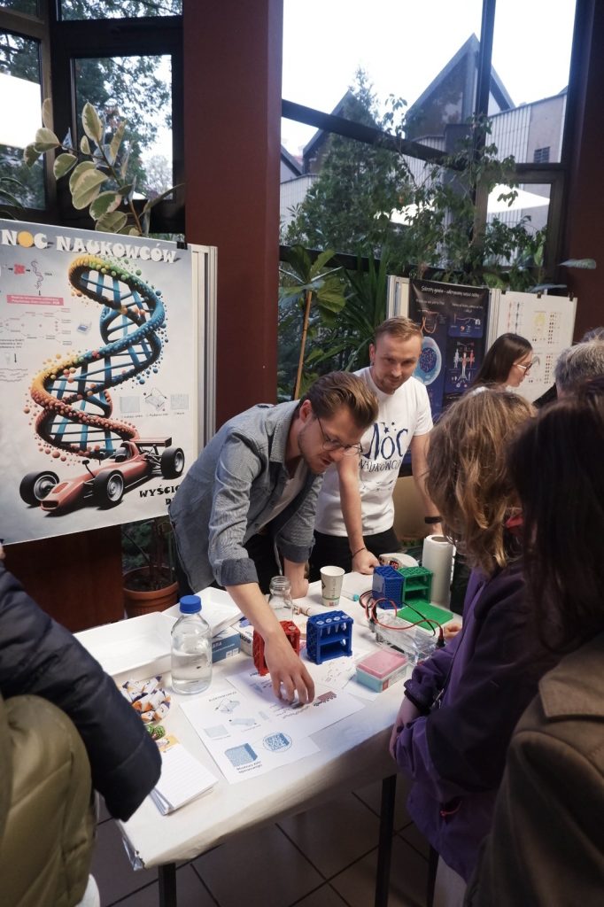 A scientist during a demonstration in front of children.