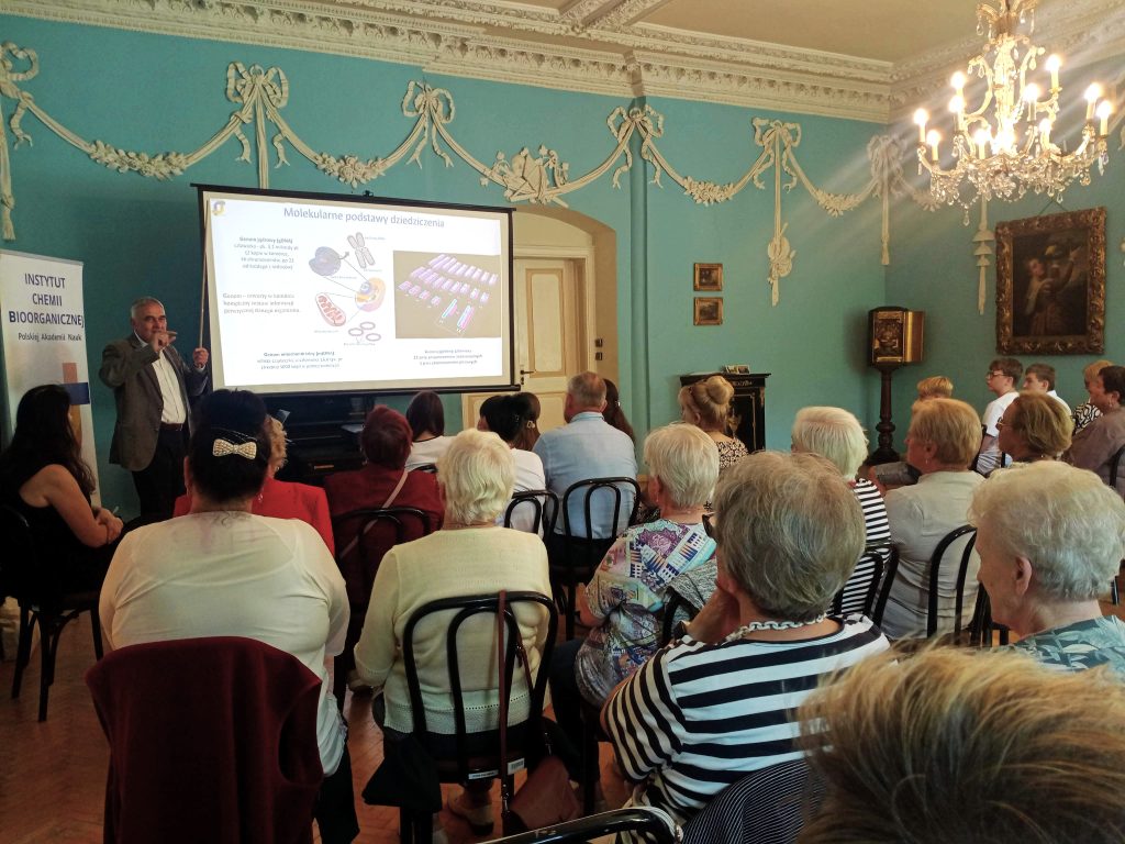 Prof. Marek Figlerowicz gives a lecture in the Blue Hall of the Palace in Turew on the molecular basis of inheritance