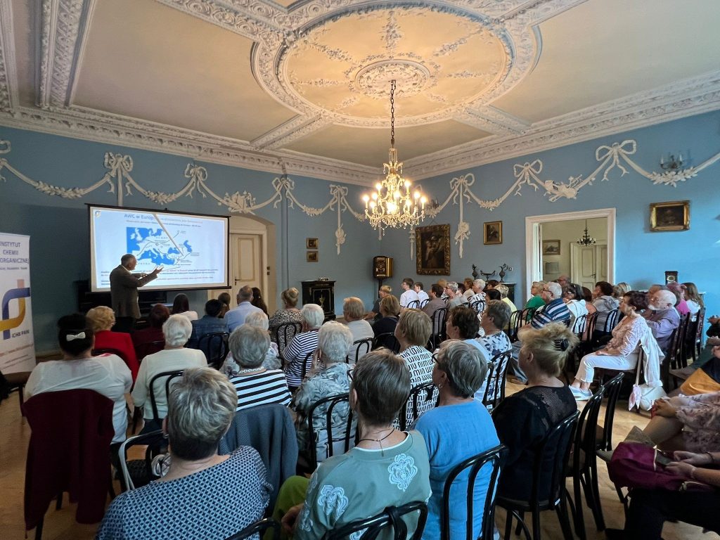 A group of listeners attentively follows Prof. Marek Figlerowicz in the Blue Hall, where he explains what we inherit as Europeans. The photo also shows the beautiful interior of the Blue Hall