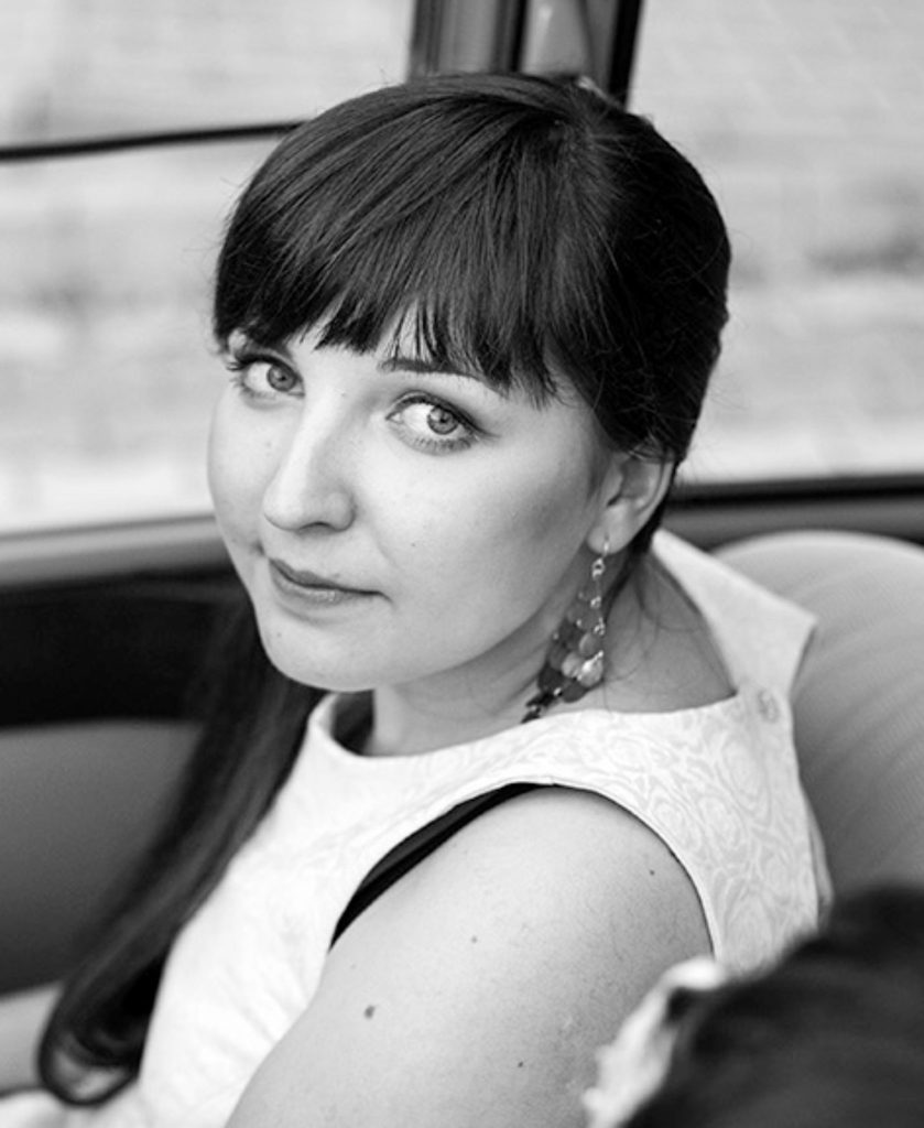 Czarno-białe zdjęcie portretowe Magdaleny Gaweł. Młoda kobieta w długich włosach z grzywką.