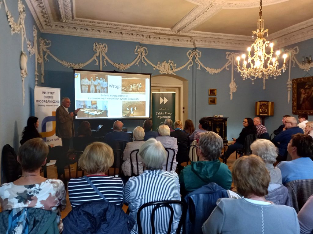 A group of listeners attentively follows Prof. Marek Figlerowicz in the Blue Hall, where he talks about how the Piast state was formed.