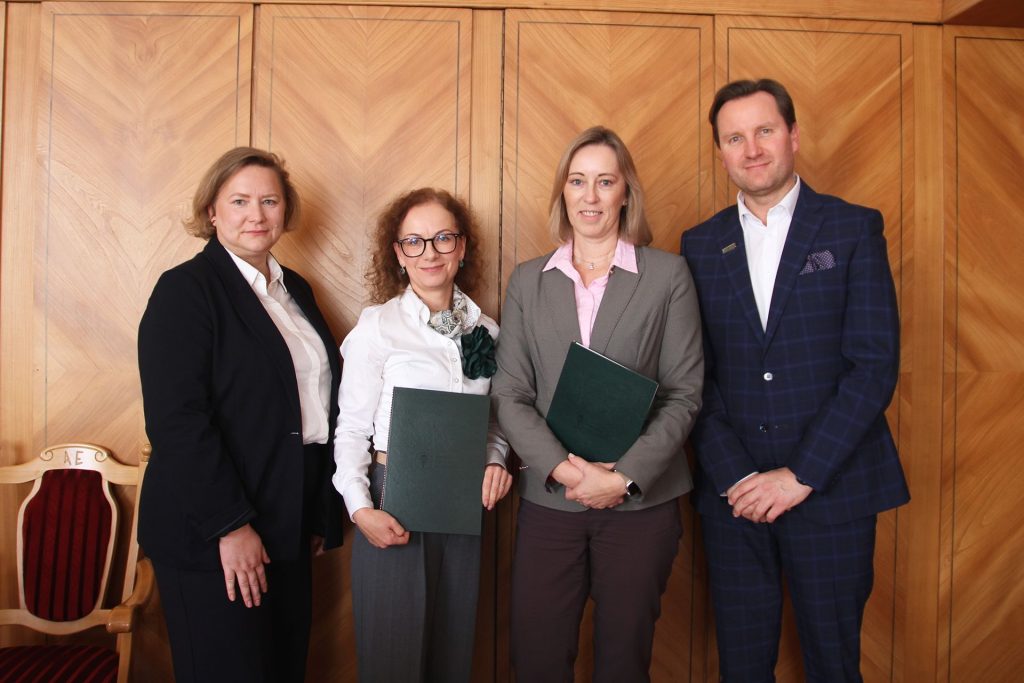 Director of ICHB PAN, Prof. Luiza Handschuh and Rector of Poznań University of Economics and Business, Prof. Barbara Jankowska, Deputy Director for Cooperation, Agnieszka Konrad, and Vice-Rector for Cooperation, Dr Łukasz Puślecki, posing with the signed agreement.