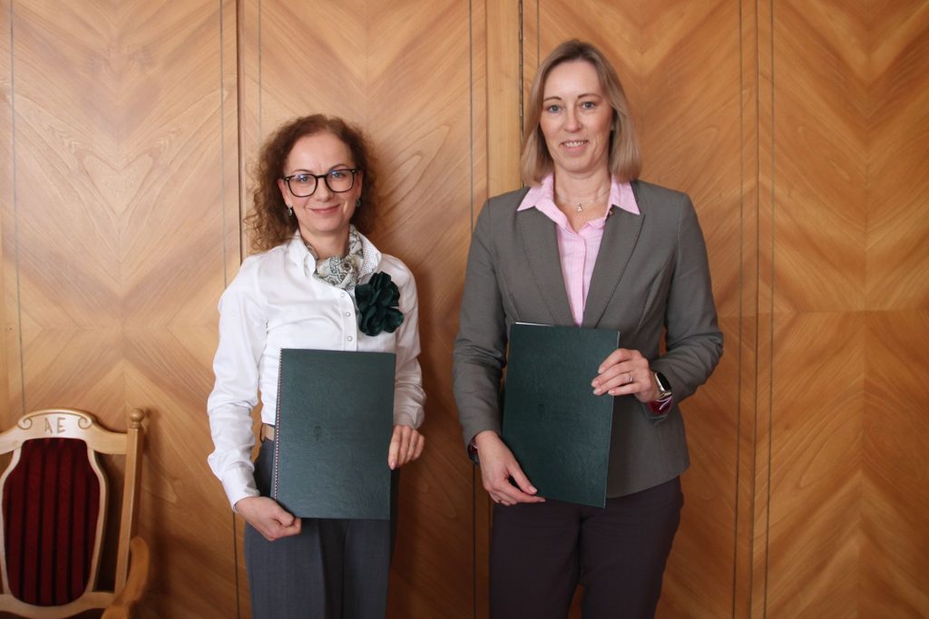 Dyrektor ICHB PAN dr hab. Luiza Handschuh, prof. ICHB PAN i Rektor UEP prof. dr hab. Barbara Jankowska pozujące z podpisaną umową.