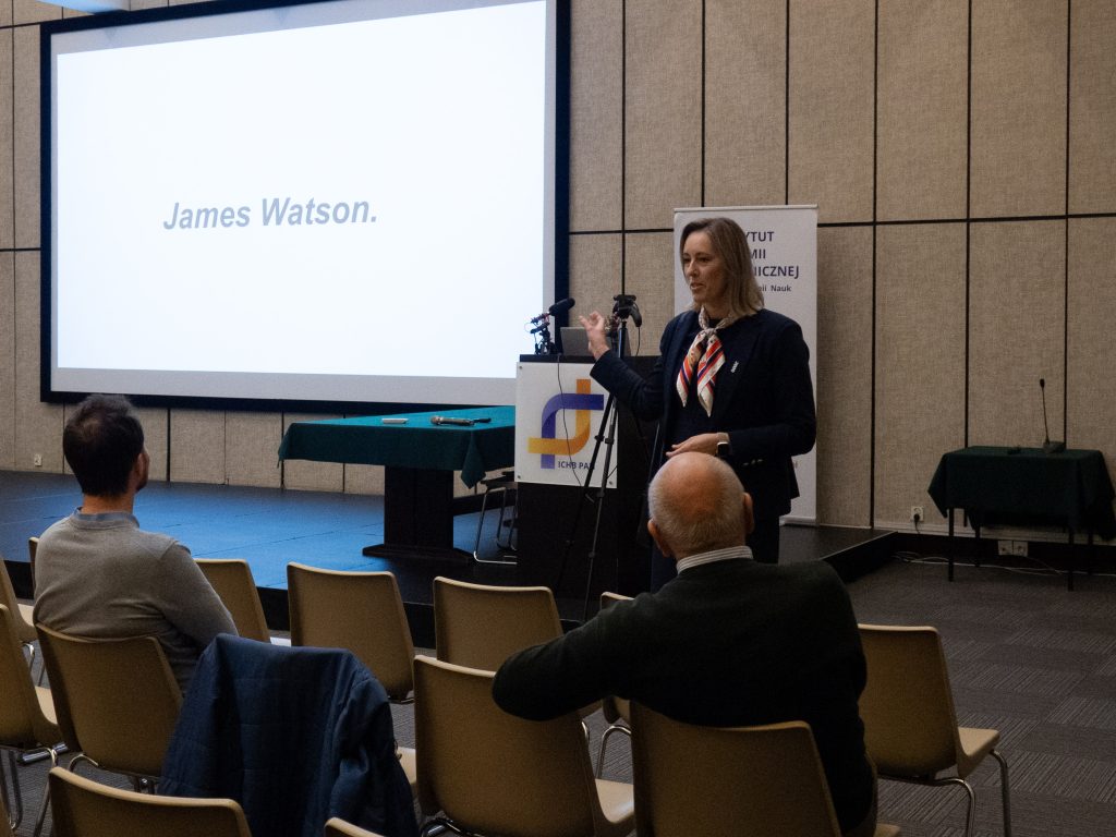 Prof. Luiza Handschuh rozpoczyna seminarium poświęcone pamięci Jamesa Watsona.