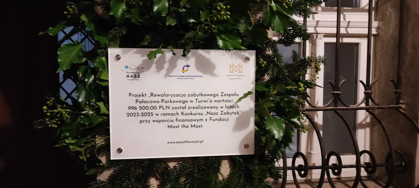06.	Tablica informacyjna o treści: Projekt „Rewaloryzacja zabytku Zespołu Pałacowo-Parkowego w Turwi o wartości 996 500,00 PLN został zrealizowany w latach 2023-2025 w ramach Konkursu „Nasz Zabytek” przy wsparciu finansowym z Fundacji Most the Most. 