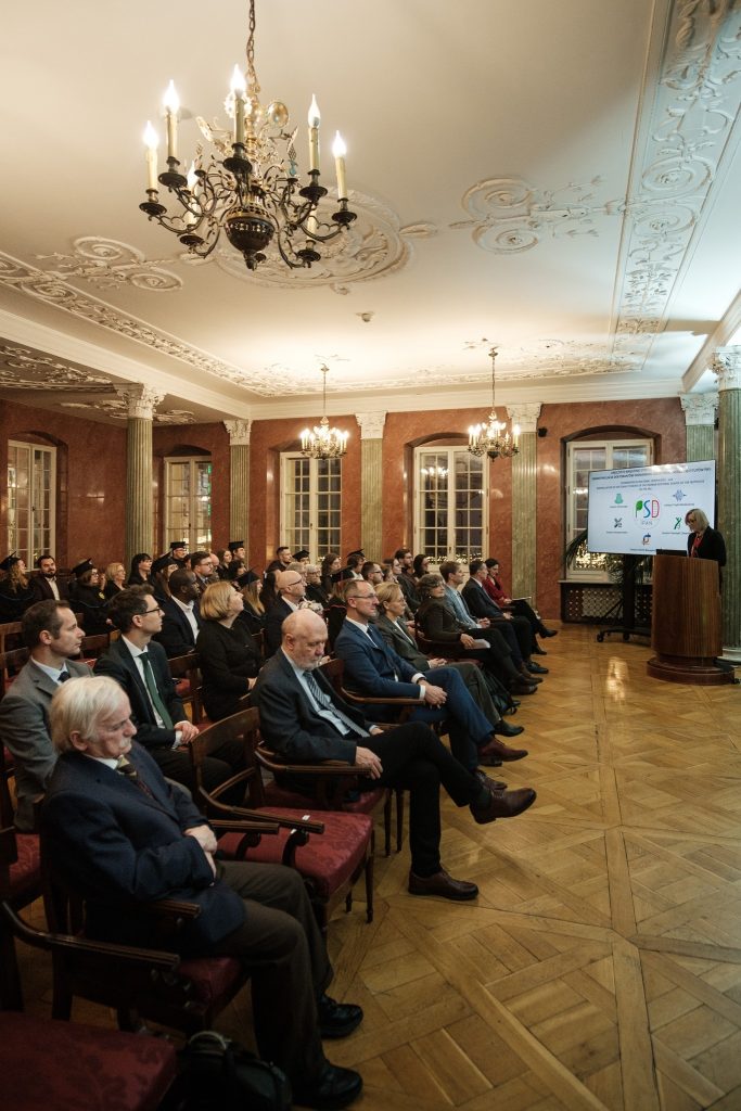 Zgromadzeni goście w sali w Pałacu Działyńskich, siedzibie Oddziału PAN w Poznaniu