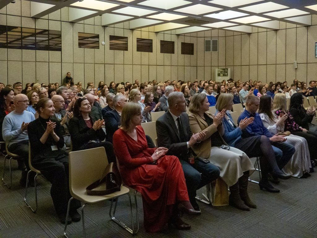 Klaszczący uczestnicy wydarzenia