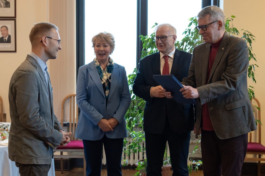 Dr. Witold Andrałojć receives the award