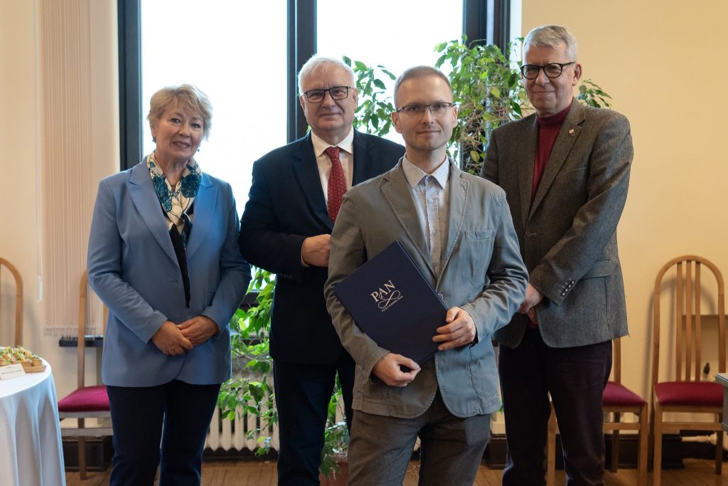 Dr. Witold Andrałojć poses with the award and members of the Polish Academy of Sciences