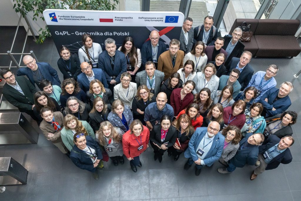 Zdjęcie grupowe prelegentów i uczestników Kick-off meeting projektu Genomika dla Polski (G4PL), 22-23.01.2026, PCSS, Poznań.