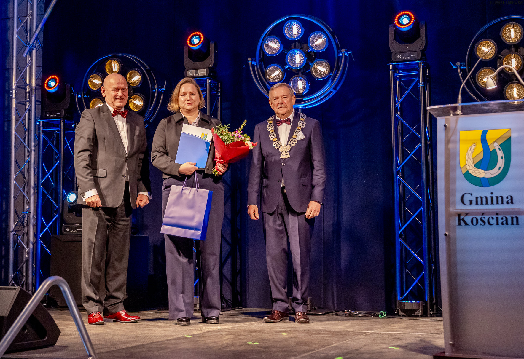  Agnieszka Konrad, Deputy Director for Cooperation, poses with a congratulatory letter.