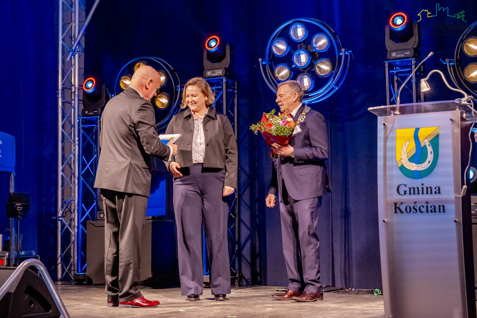 Agnieszka Konrad receiving the congratulatory letter.