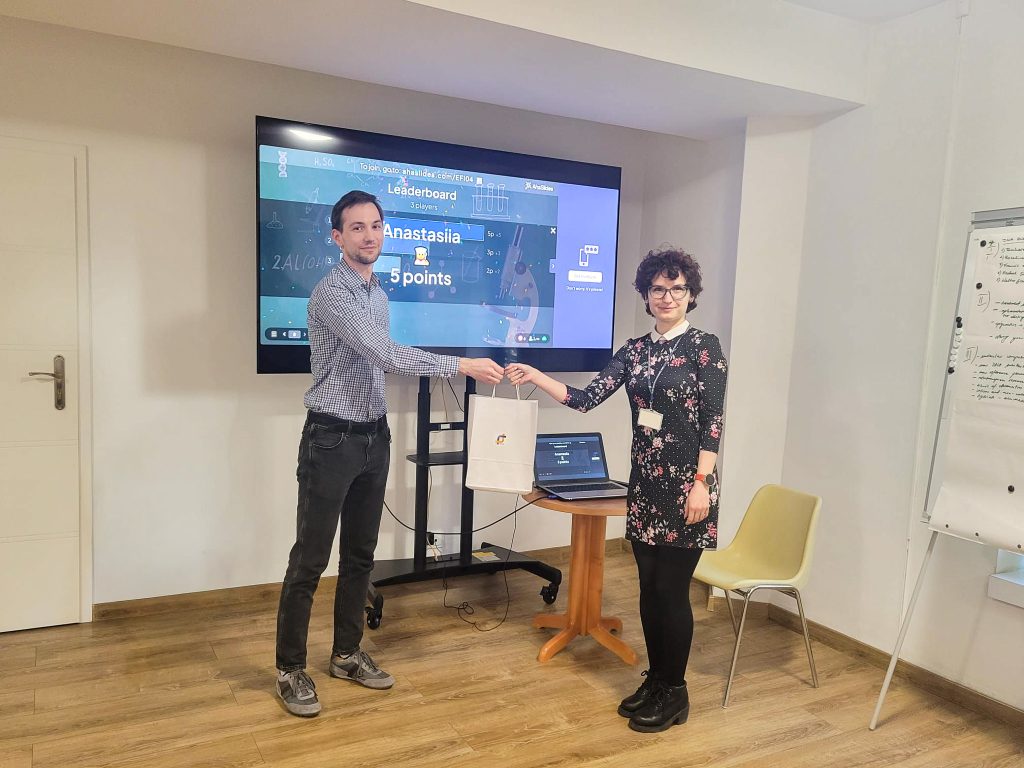 Presentation of the prize to the winner.