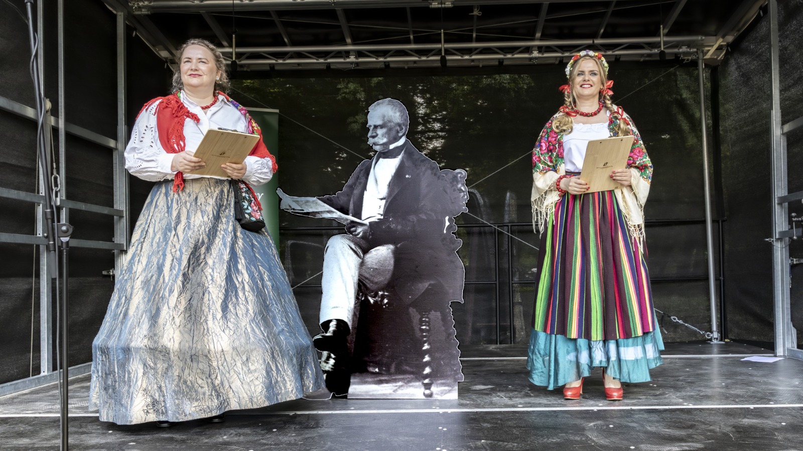 Prowadzące na scenie w strojach ludowych