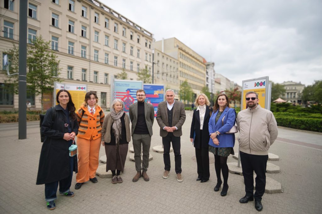 Oficjalne otwarcie wystawy. Zdjęcie grupowe autorów, profesorów i osób zaangażowanych w organizację wystawy