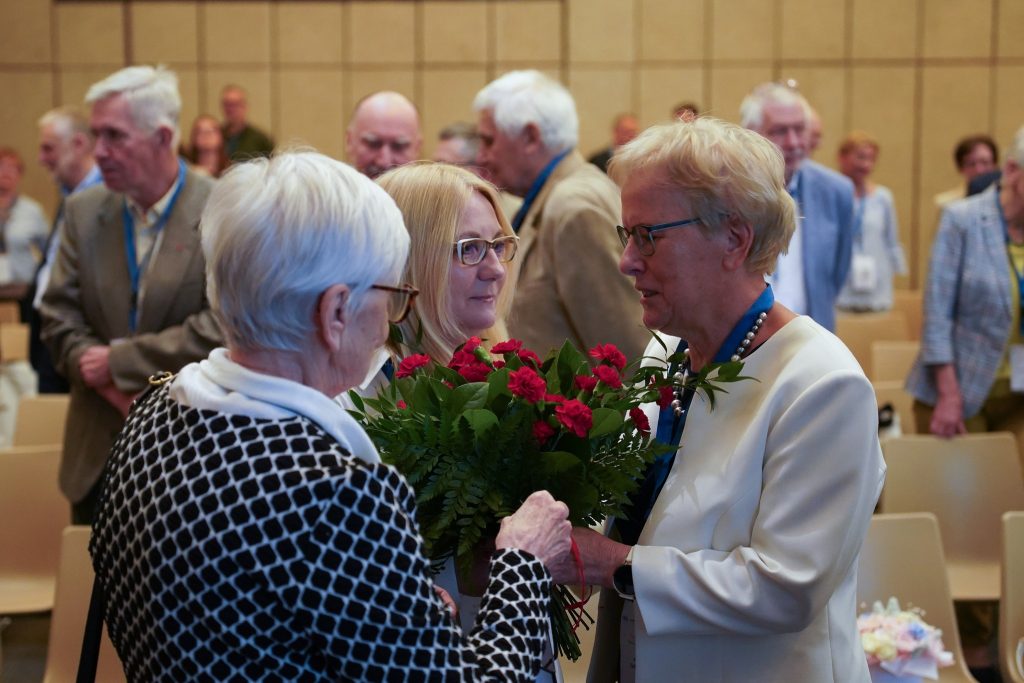 Złożenie kwiatów oraz gratulacji na ręce prof. Zofii Gdaniec