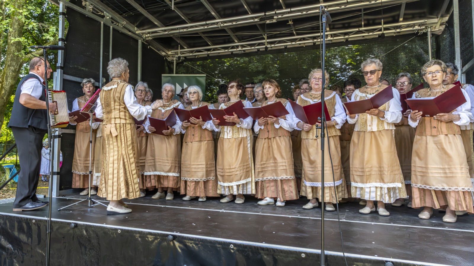 Zespół "Turewianki" w trakcie występu