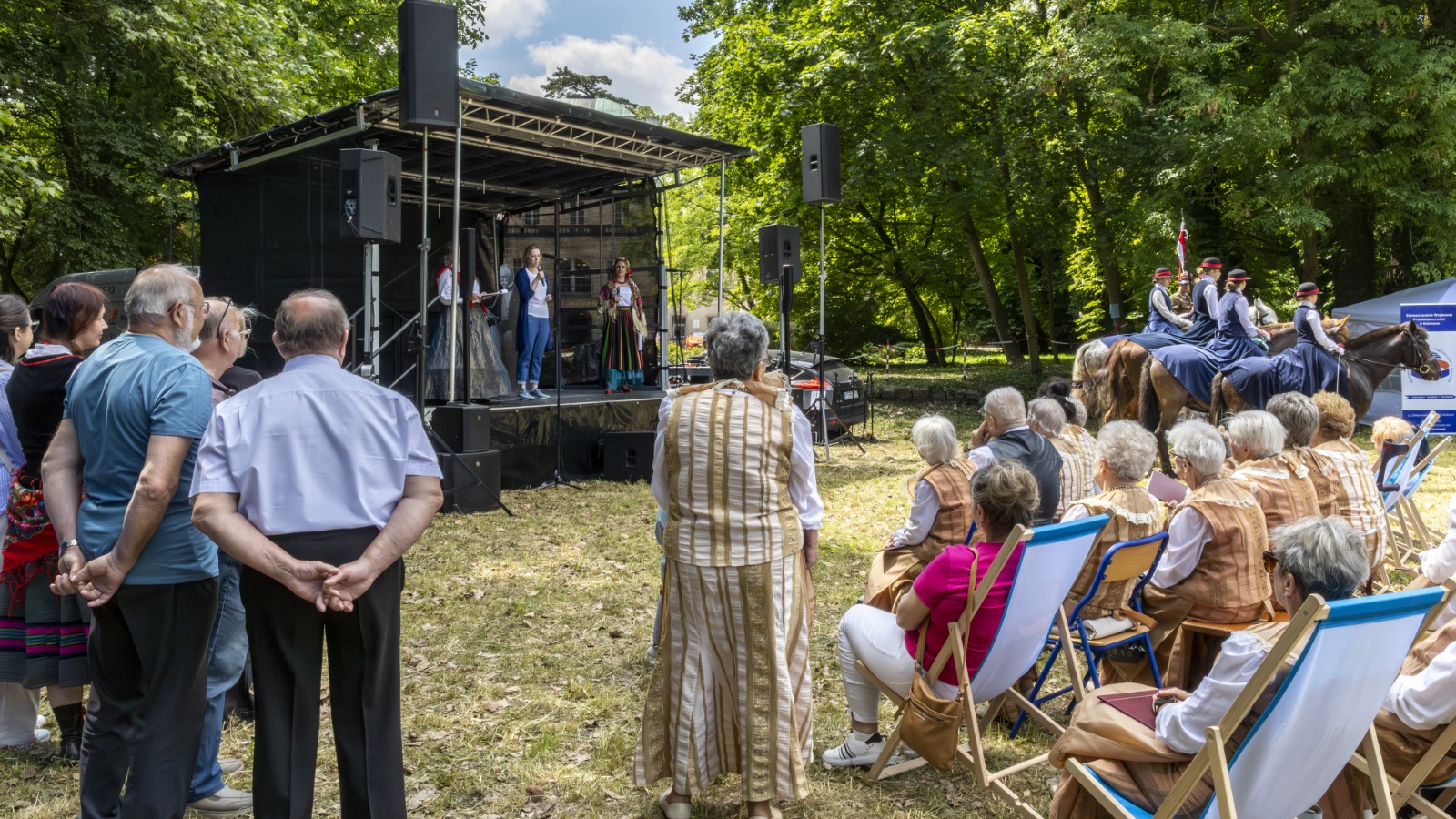 Ludzie patrzący na scenę podczas pikniku