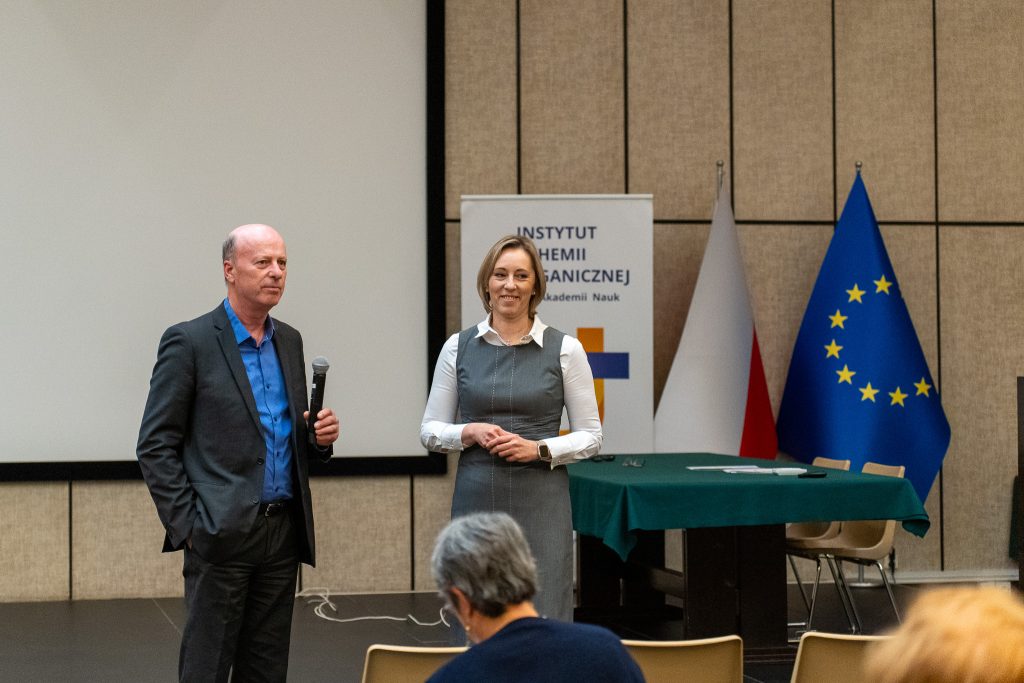 Dyrektor Instytutu oraz prof. Janez Plavec prowadzą dyskusję z uczestnikami sesji. 
