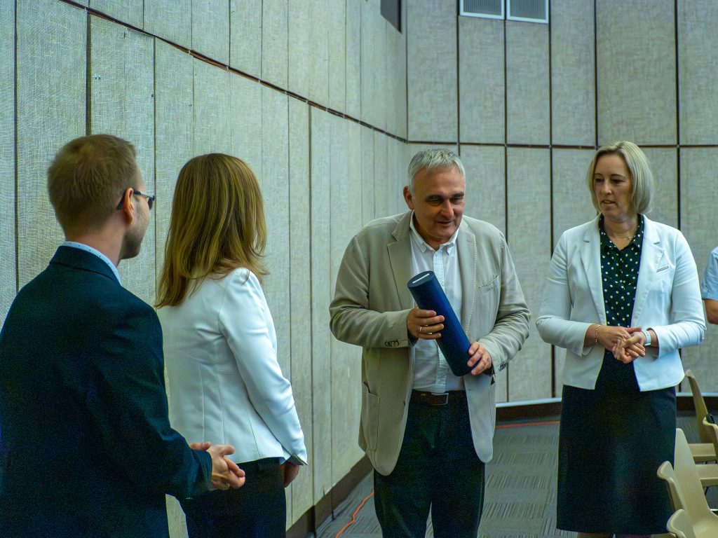 Prof. Marek Figlerowicz oraz dr hab. Luiza Handschuh wręczają dyplomy habilitacyjne