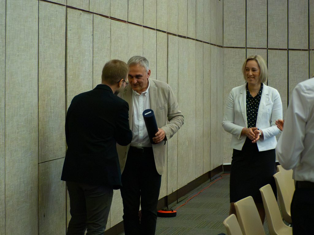 Przedstawienie najlepszej publikacji przez prof. Piotra Kozłowskiego