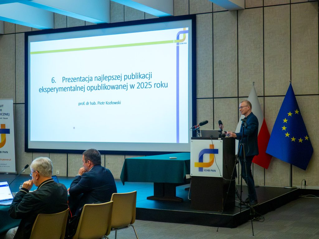 Prof. Piotr Kozłowski presents the award for the best publication