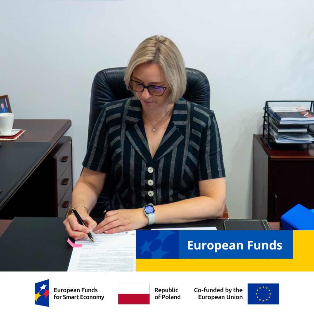 Dr. hab. Luiza Handschuh, prof. IBCH PAS, the Director of the Institute, signing an agreement with the "Platynowa Drużyna" Foundation as part of the G4PL project - Genomics for Poland