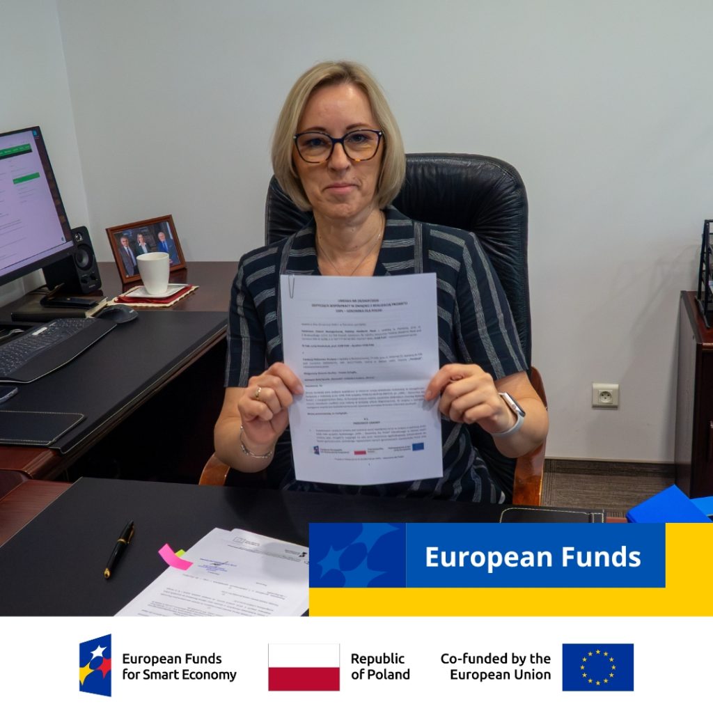 Dr. hab. Luiza Handschuh, prof. IBCH PAS, the Director of the Institute, presenting the signed agreement with the "Platynowa Drużyna" Foundation as part of the G4PL project - Genomics for Poland